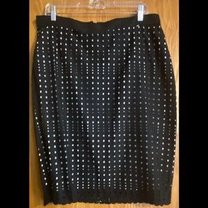 Women’s lined skirt with back zip closure